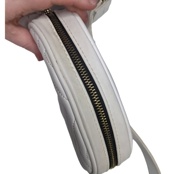 Women's White Quilted Chevron Faux Leather Fanny Pack Belt Bag🤍 - Picture 4 of 8